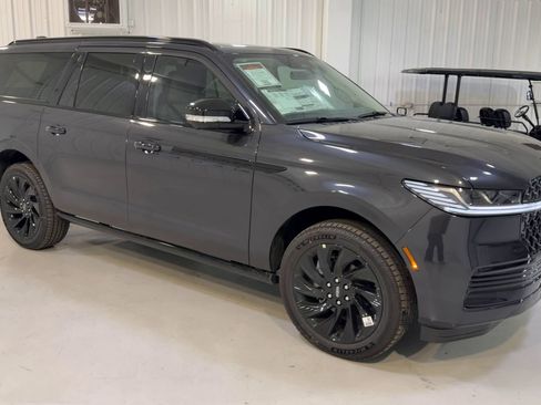 New 2026 Lincoln Navigator L Reserve AWD/4WD image 3
