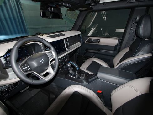 Used 2024 Ford Bronco Wildtrak image 2