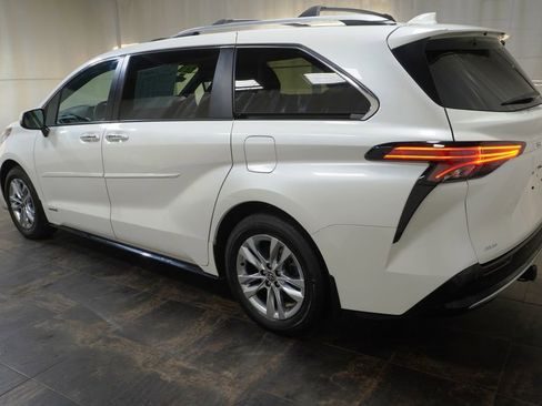 Used 2021 Toyota Sienna Limited image 12