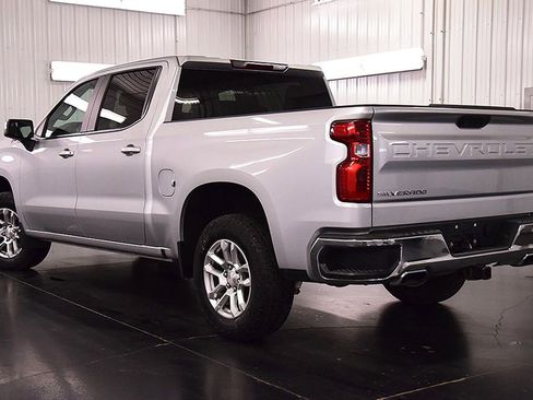 Used 2022 Chevrolet Silverado 1500 LT AWD/4WD image 5