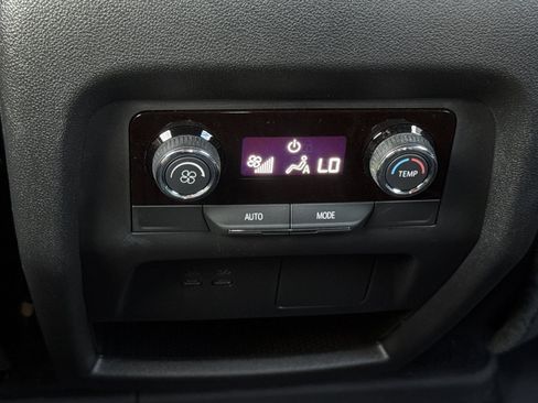 Used 2025 Chevrolet Traverse Z71 AWD/4WD image 43