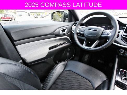 Used 2025 Jeep Compass Latitude image 9