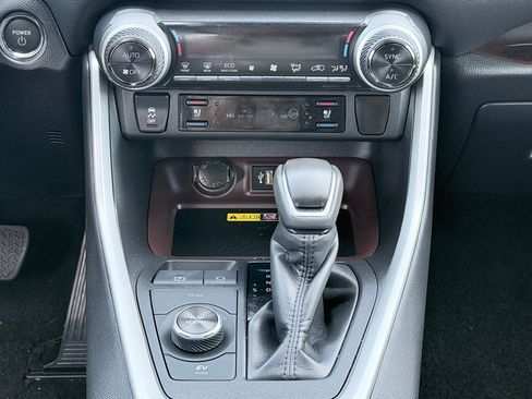 Used 2024 Toyota RAV4 Limited image 19