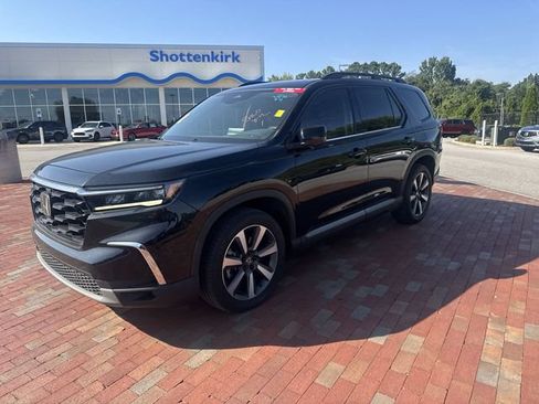 Used 2025 Honda Pilot Touring image 4