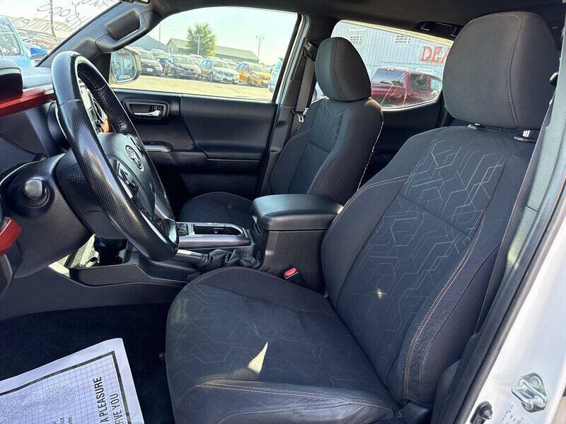 Used 2016 Toyota Tacoma TRD Sport AWD/4WD image 17