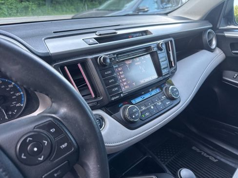 Used 2018 Toyota RAV4 XLE AWD/4WD image 31