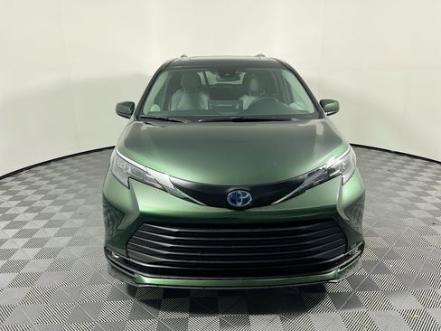 Used 2025 Toyota Sienna XLE image 8