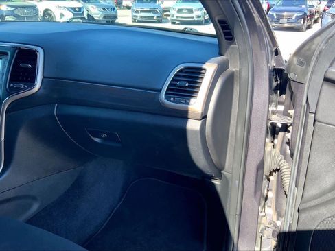 Used 2017 Jeep Grand Cherokee Laredo w/ Quick Order Package 2BE image 19