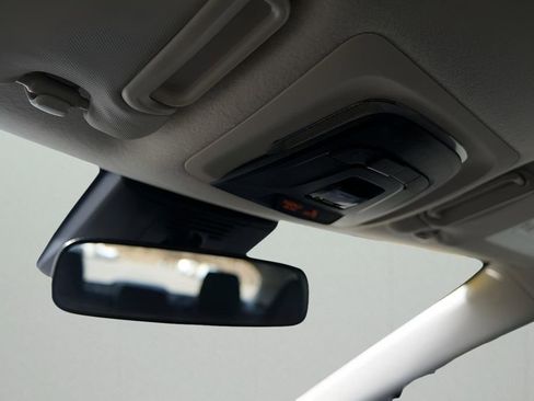 Used 2025 Toyota Corolla LE image 28