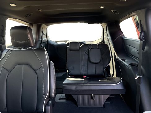 New 2026 Chrysler Pacifica Limited image 17