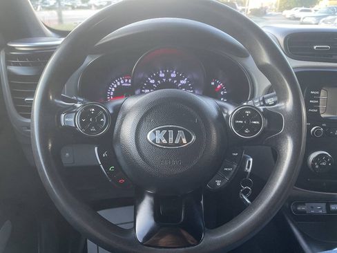 Used 2016 Kia Soul + FWD image 17