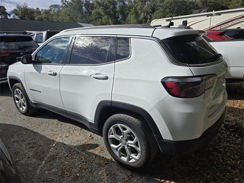 Used 2024 Jeep Compass Latitude image 3