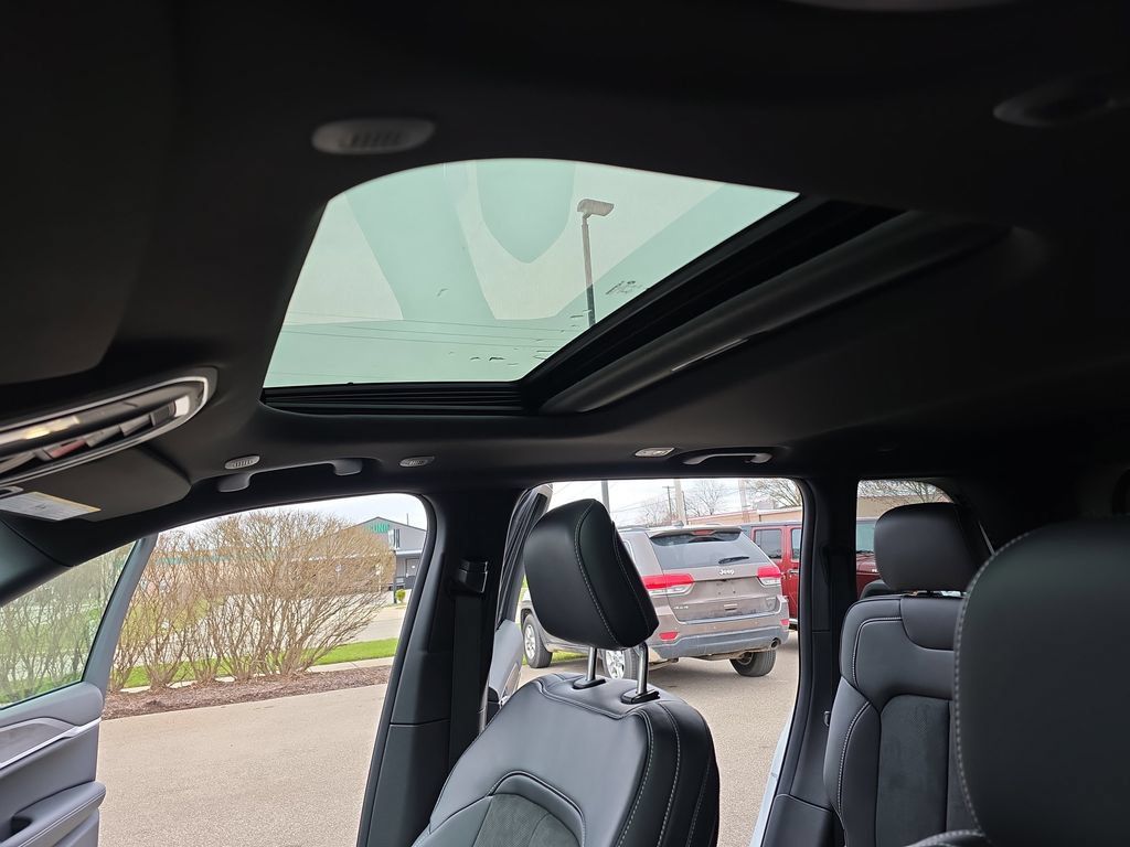 New 2026 Jeep Grand Cherokee Altitude AWD/4WD image 30