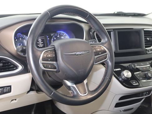 Used 2018 Chrysler Pacifica Touring-L FWD image 6