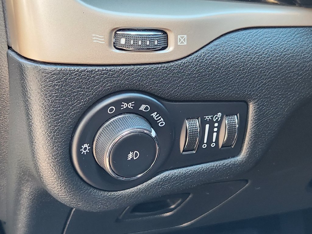 Used 2016 Jeep Cherokee Latitude w/ Cold Weather Group AWD/4WD image 15