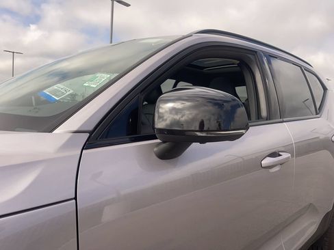 Used 2026 Volvo XC40 B5 Plus AWD/4WD image 3