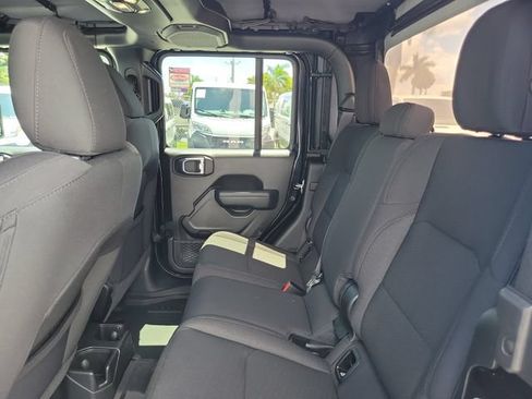 Used 2023 Jeep Gladiator Sport AWD/4WD image 11