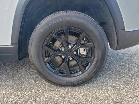Used 2025 Jeep Grand Cherokee Altitude AWD/4WD image 33