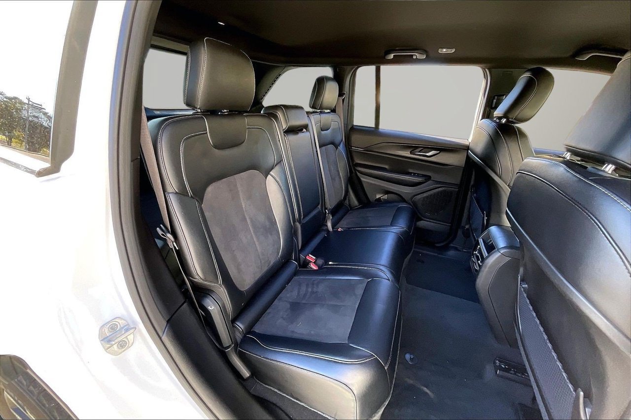 Used 2024 Jeep Grand Cherokee Altitude AWD/4WD image 23