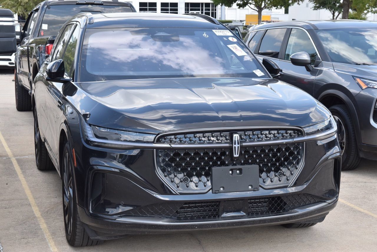Certified 2025 Lincoln Nautilus Reserve w/ Jet Appearance Package AWD/4WD image 4