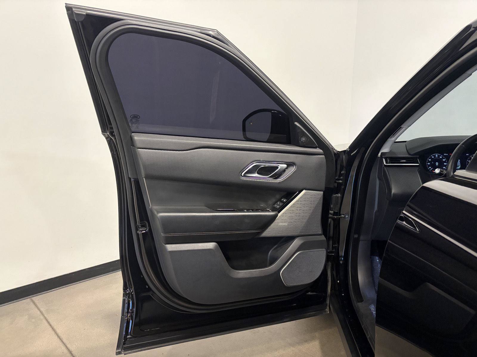 Used 2018 Land Rover Range Rover Velar S AWD/4WD image 10