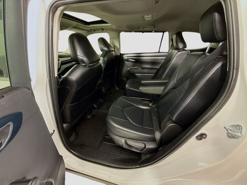 Used 2024 Toyota Highlander XLE image 17