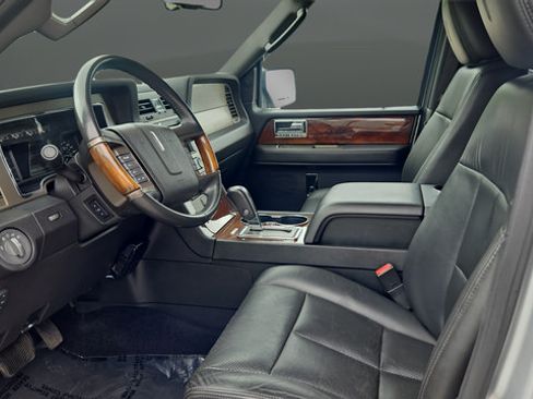 Used 2012 Lincoln Navigator 4WD image 10