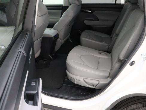 Certified 2021 Toyota Highlander XLE image 30