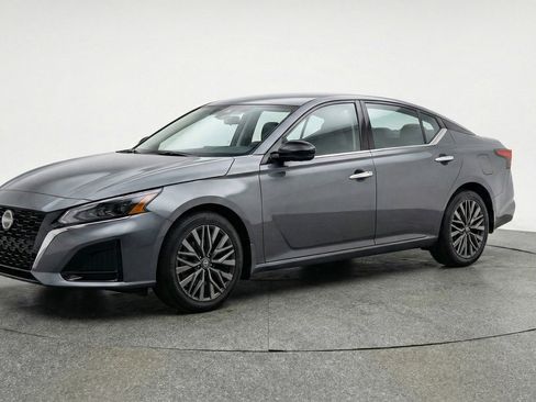 Used 2025 Nissan Altima 2.5 SV image 3
