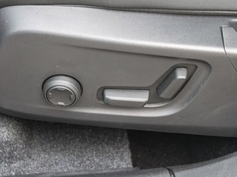 Used 2025 Volvo XC40 B5 Plus AWD/4WD image 22