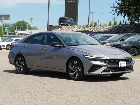 Certified 2025 Hyundai Elantra Sport FWD image 4