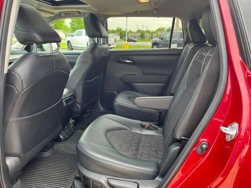Used 2024 Toyota Highlander XLE AWD/4WD image 27