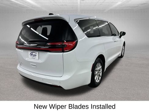 Used 2025 Chrysler Pacifica Select FWD image 13