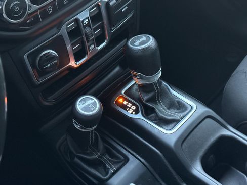 Used 2020 Jeep Wrangler Unlimited Sahara image 23