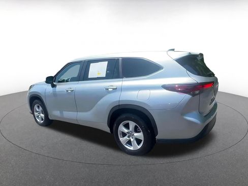 Used 2025 Toyota Highlander LE FWD image 10
