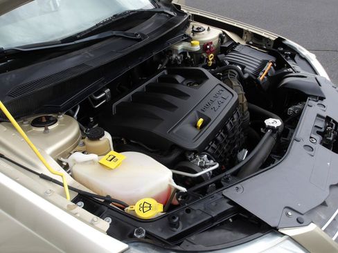 Used 2010 Chrysler Sebring Touring FWD image 17