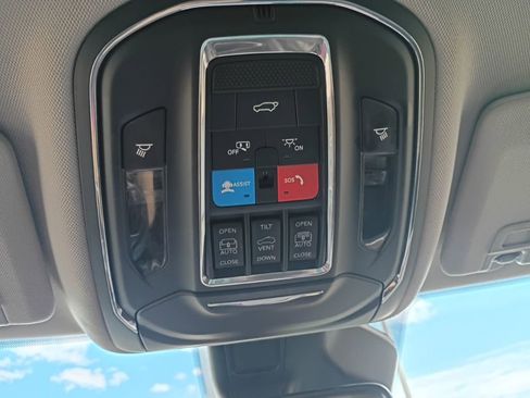 Used 2023 Jeep Grand Cherokee Limited image 25