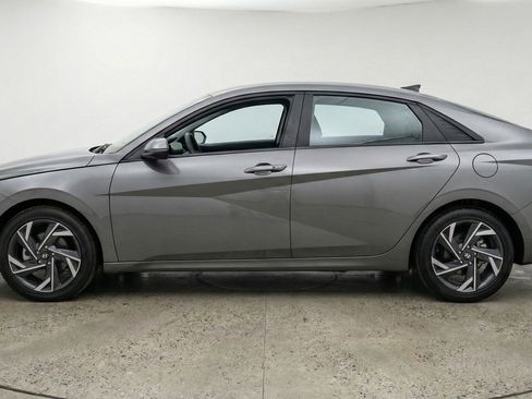 Used 2025 Hyundai Elantra Limited FWD image 5