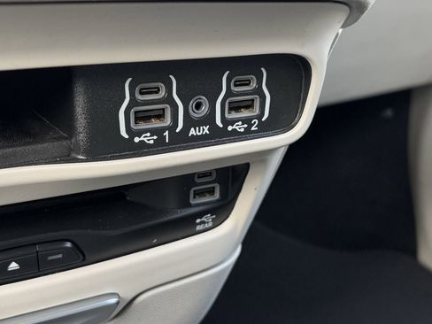 Used 2022 Chrysler Pacifica Touring-L w/ Uconnect Theater Family Group image 21