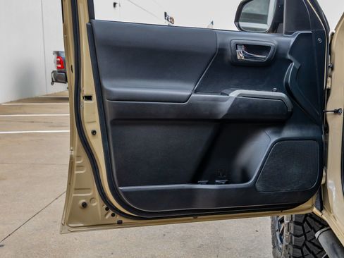 Used 2019 Toyota Tacoma TRD Off-Road image 37