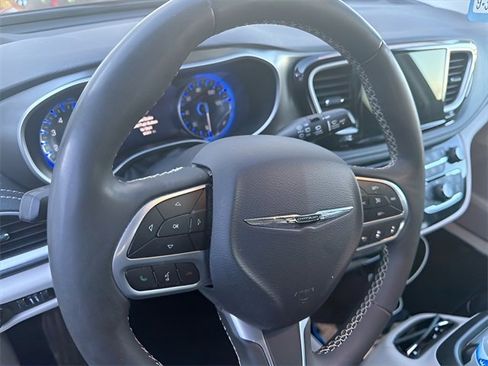Used 2023 Chrysler Pacifica Touring-L image 4