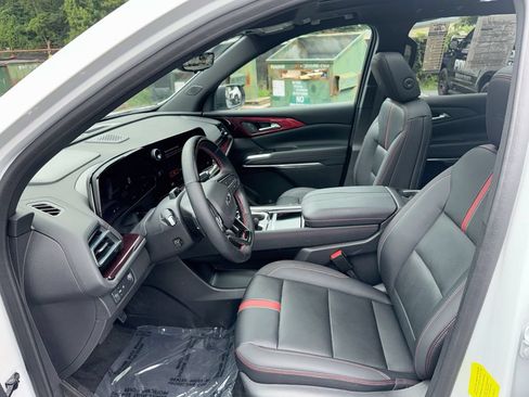 Used 2024 Chevrolet Traverse RS FWD image 13