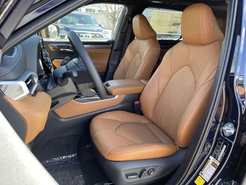 New 2026 Toyota Highlander Platinum image 6