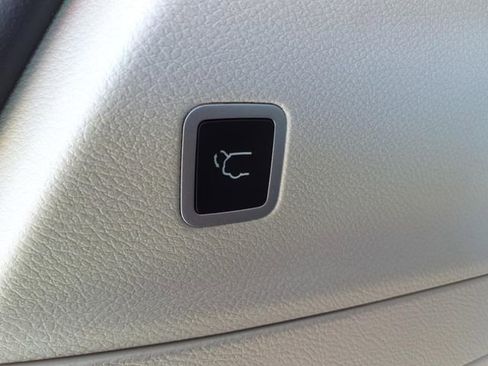 Used 2024 Chrysler Pacifica Limited image 11