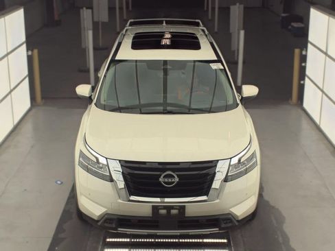 Used 2024 Nissan Pathfinder Platinum AWD/4WD image 2