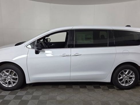 New 2026 Chrysler Pacifica Select image 4