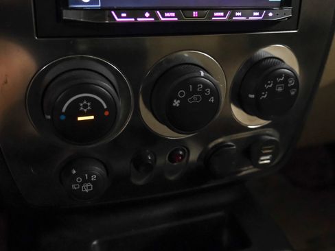 Used 2010 HUMMER H3 Luxury w/ Appearance Package image 23