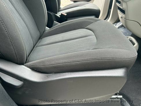 Used 2020 Chrysler Voyager L FWD image 31