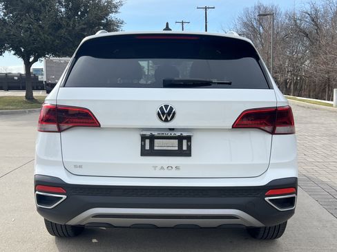 Certified 2024 Volkswagen Taos SE w/ Panoramic Sunroof Package image 9