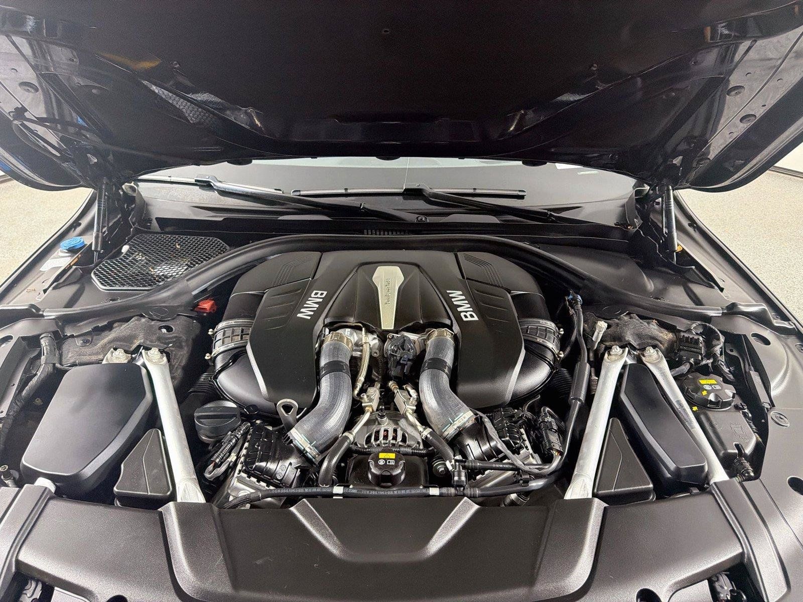 Used 2019 BMW 750i w/ M Sport Package RWD image 30
